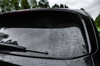 Yağmur damlalı araba silecekleri..