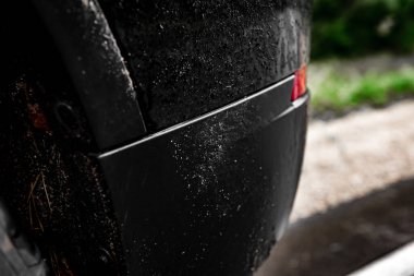 Siyah, kirli arabanın yakınına..