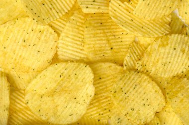 Beyaz arka planda yeşil soğanlı ve ekşi kremalı patates cipsi..