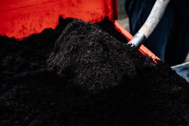 Karavandan turba toprağı boşaltıldı..