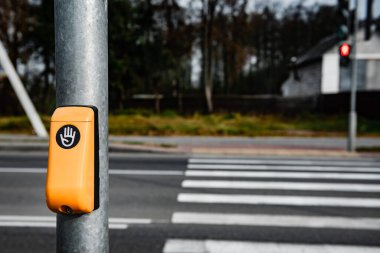 Yaya geçidinde trafik ışığının düğmesine basın.