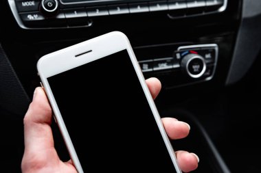 Arabadaki cep telefonunu kapat.