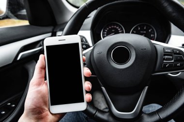 Arabadaki cep telefonunu kapat.