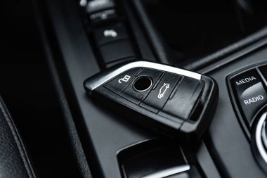 Arabanın uzaktan kumandası siyah deri kaplama. Motor anahtarını başlat. 