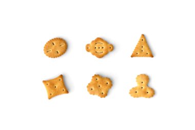 Beyaz arka plan üzerinde izole karışık kraker.