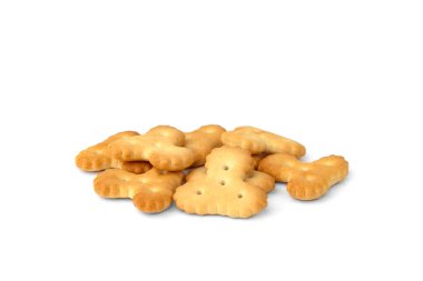 Beyaz arka plan üzerinde izole kraker yığını.