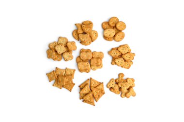 Beyaz arka plan üzerinde izole karışık kraker.