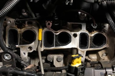 Kirli silindir araba motorunun başı.