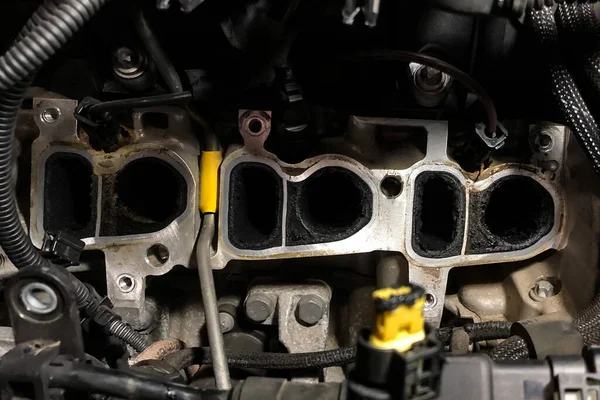 Kirli silindir araba motorunun başı.