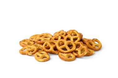 Beyaz arkaplanda küçük tuzlu krakerler izole edilmiş..