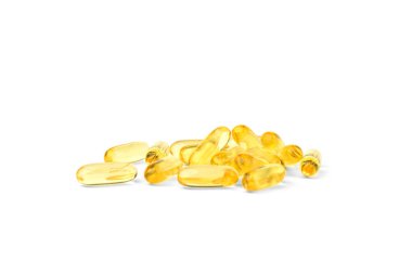 Beyaz arkaplanda izole edilmiş Omega-3 kapsülü yığını.