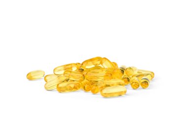 Beyaz arkaplanda izole edilmiş Omega-3 kapsülü yığını.
