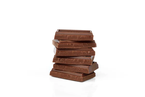 Trozos Barra Chocolate Con Leche Aislados Sobre Fondo Blanco — Foto de Stock