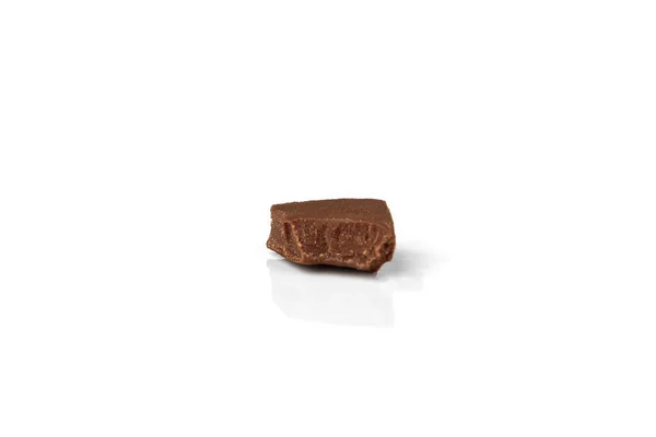 Gebrochene Schokolade Isoliert Auf Weißem Hintergrund — Stockfoto