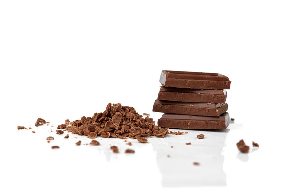 Kıyılmış Çikolata Izole Üzerinde Beyaz Arka Plan — Stok fotoğraf