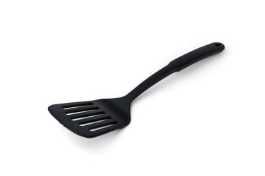 Siyah plastik mutfak spatulası beyaz arkaplanda izole edilmiş..