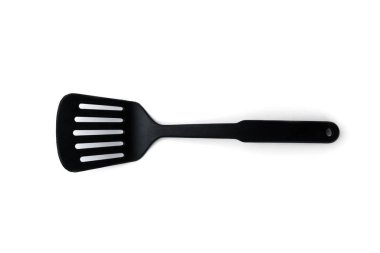 Siyah plastik mutfak spatulası beyaz arkaplanda izole edilmiş..