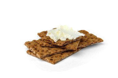 Beyaz arka planda izole edilmiş süzme peynirli çavdar ekmeği..