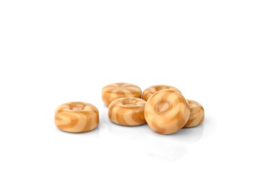 Beyaz arkaplanda izole edilmiş süt şekerleme lolipopu.