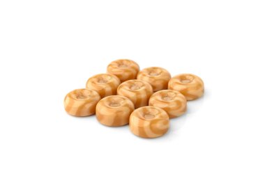 Beyaz arkaplanda izole edilmiş süt şekerleme lolipopu.