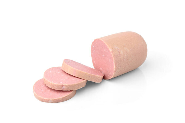 Варёная колбаса с беконом на белом фоне.