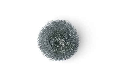 Beyaz arka planda izole edilmiş bulaşık yıkama ve temizleme için mutfak metal fırçası..