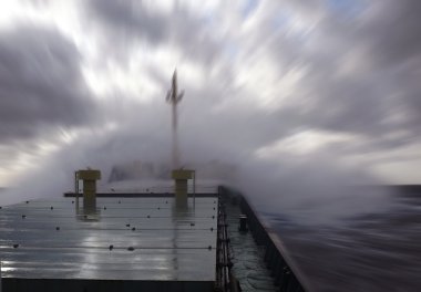 fırtınalı bir denizde gemi