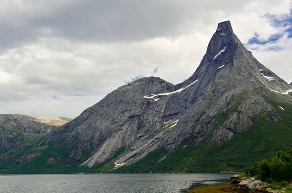 Pic abrupt dans le nord de la Norvège — Photo