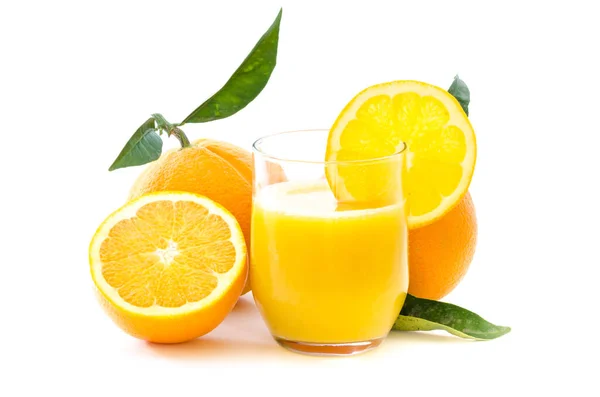 Glas Orangensaft Und Scheiben Orangenfrüchte Und Blätter Isoliert Auf Weißem — Stockfoto