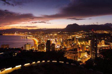 Kosta Blanca İspanya 'da gece Benidorm gökdelenleri