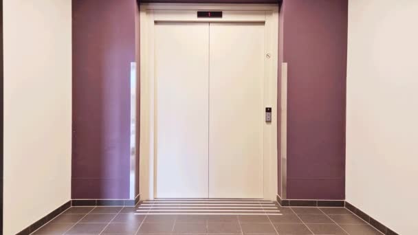 Двері Ліфта Відкриваються Закриваються Коридорі Фіолетовими Білими Стінами — стокове відео