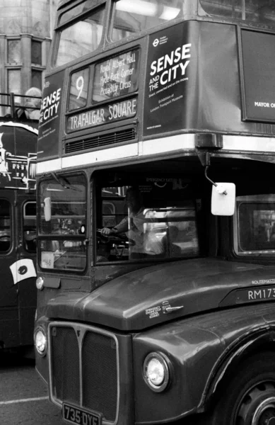 Londra'dan gelen geleneksel eski otobüs