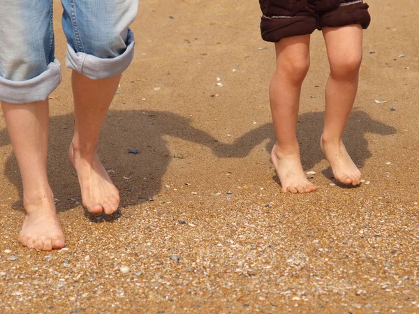 子供と大人の足 — ストック写真