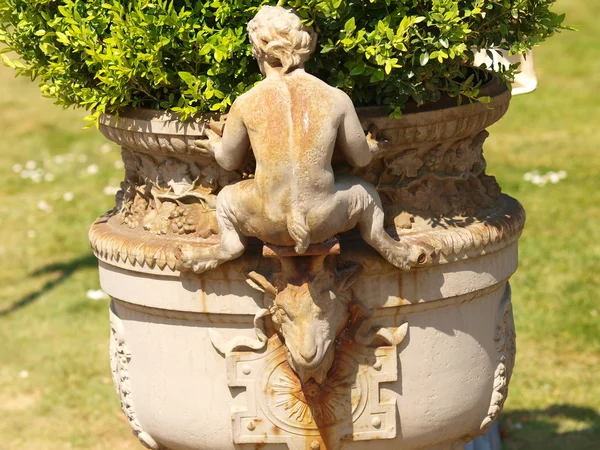 Panela de flores com uma estátua de Satyr Royal Greenhouses — Fotografia de Stock