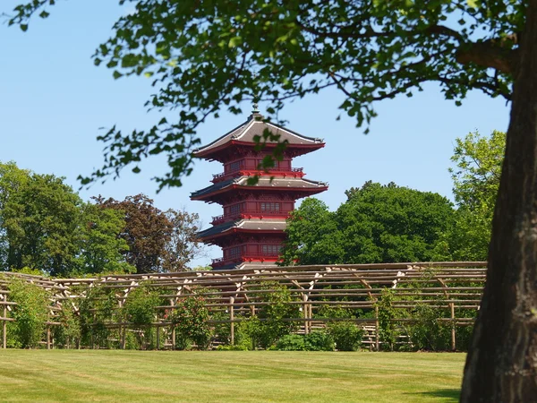 Japanse toren en koninklijke tuinen — Stockfoto