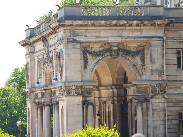 parte del castillo real de laeken cerca de los invernaderos reales de laeken en Bruselas, Bélgica.