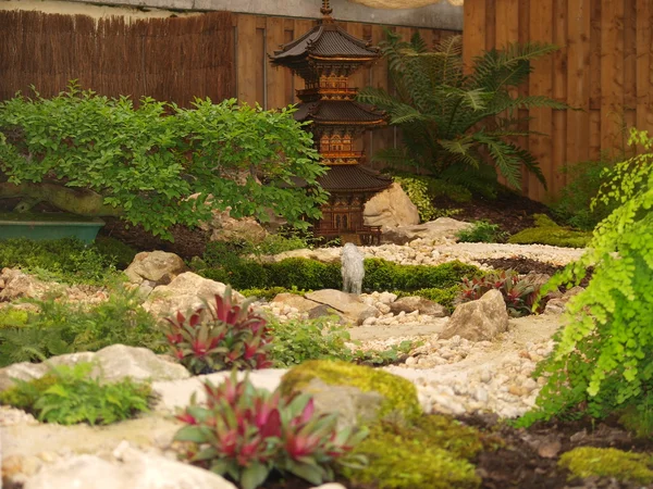 Mini-Park und japanischer Turm beim Bau königlicher Gewächshäuser in Brüssel — Stockfoto