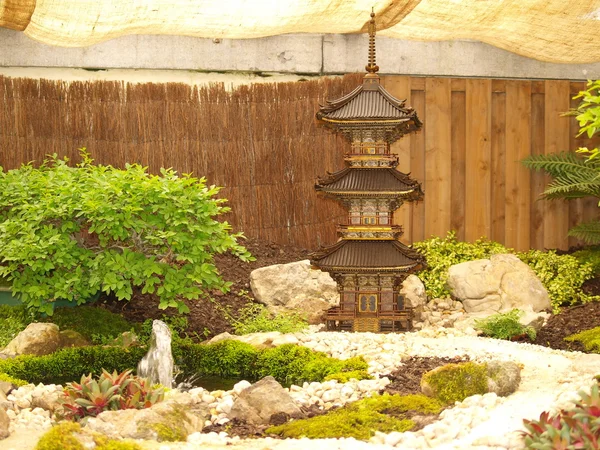 Mini park ve Brüksel'deki yapı royal seralarda Japon Kulesi