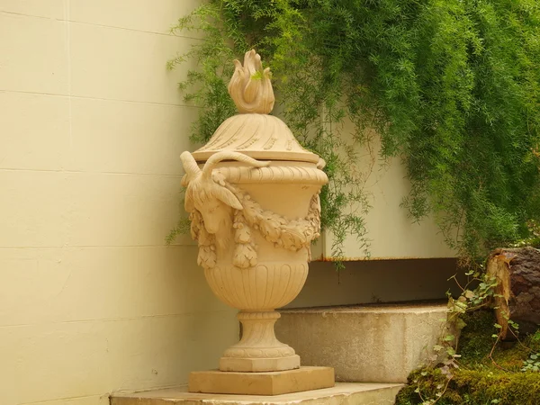 Vaso di fiori con una statua di Satiro Serre reali — Foto Stock