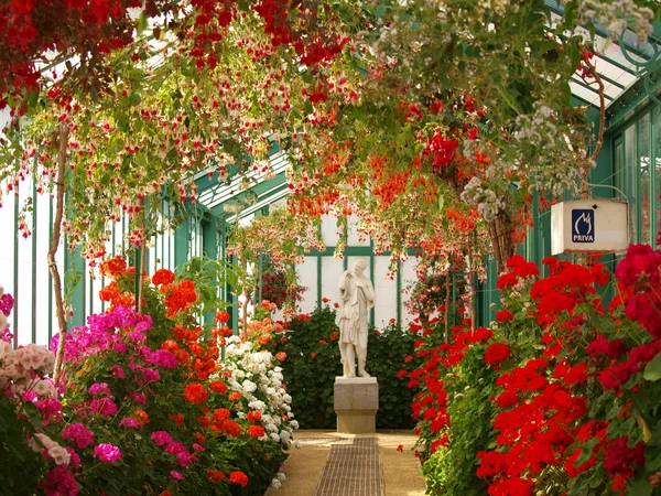 çiçekler ve kadın heykeli