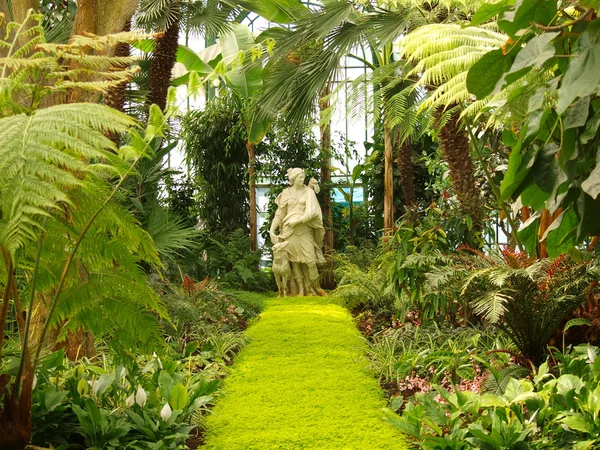 Brüksel Kraliyet seralarda koridorlarında bir köpek heykeli ile avcı