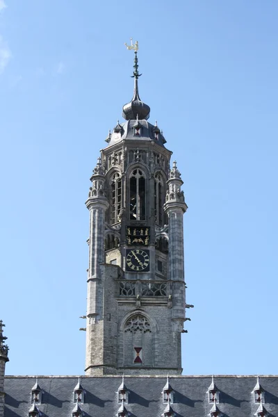 Klok in de toren detail shot van de middeleeuwse city hall — Stockfoto