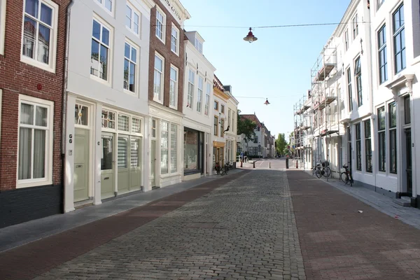 Vieilles maisons et rue à Middelburg — Photo