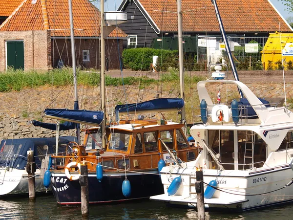 Boot im Yachthafen — Stockfoto