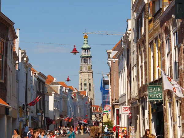 Cityscape met oude residentiële huizen van stad Nederlandse achtergrond kerk — Stockfoto