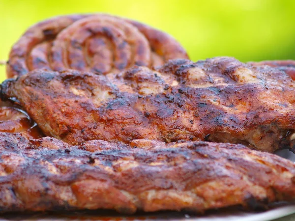 Barbekü domuz eti yedek kaburga yığını