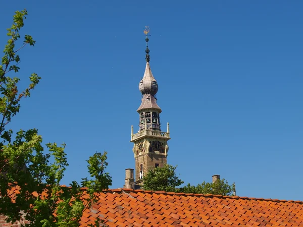 Старої церкви дзвіниця і вулиці в місті Veere — стокове фото