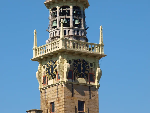 Stara wieża dzwonu i ulicy w veere — Zdjęcie stockowe