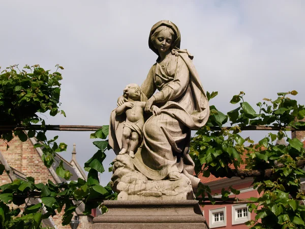 Standbeeld van de maagd Maria — Stockfoto