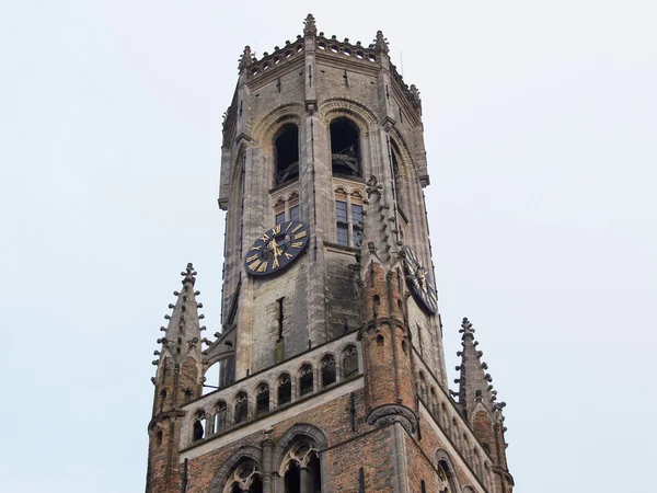 Duży zegar na wieży dzwonnicy belfort — Zdjęcie stockowe